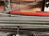 1 metalen wandrek inh div betonijzer en lasbagetten - afbeelding 4 van  6