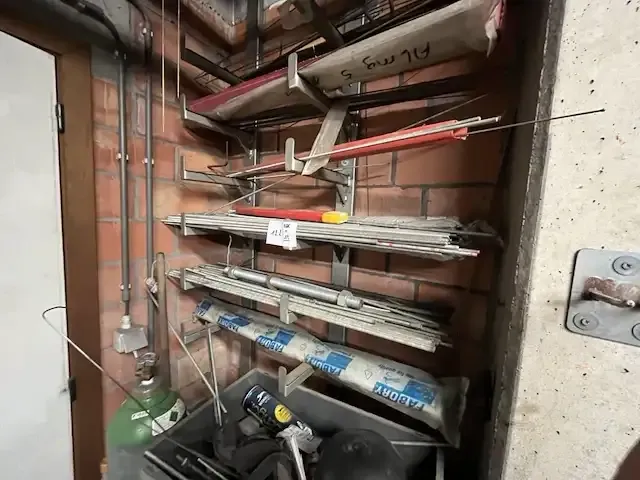 1 metalen wandrek inh div betonijzer en lasbagetten - afbeelding 6 van  6