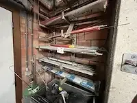 1 metalen wandrek inh div betonijzer en lasbagetten - afbeelding 6 van  6