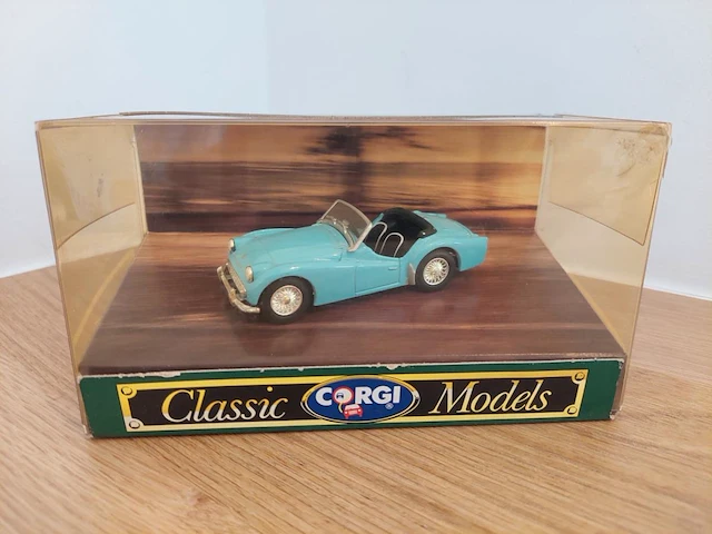 1 modelwagen corgi classic models triumph tr3a open top - afbeelding 1 van  4