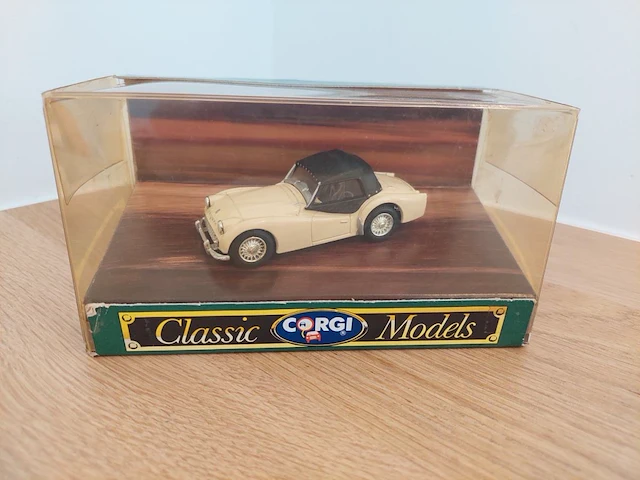 1 modelwagen corgi classic models triumph tr3a soft top - afbeelding 1 van  4