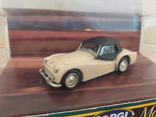 1 modelwagen corgi classic models triumph tr3a soft top - afbeelding 2 van  4