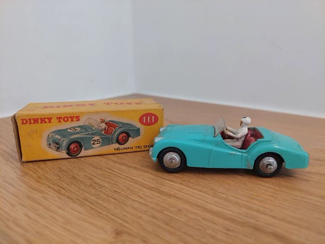 1 modelwagen dinky toys triumph tr2 sports - afbeelding 1 van  5
