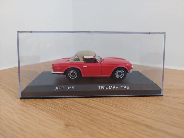1 modelwagen triumph tr6 - afbeelding 1 van  4