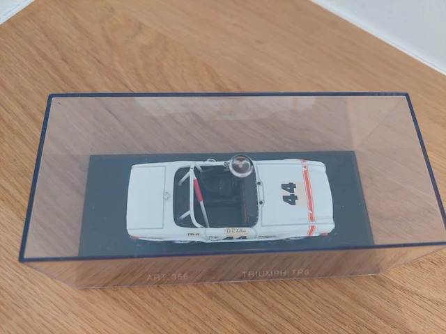 1 modelwagen triumph tr6 - afbeelding 2 van  3