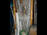 1 omlijsting van terrasdeuren, 3 grijze kaders, 1 set pvc-profielen, 1 set witte kaders, 1 groen blik met het merk gastrol - afbeelding 1 van  3