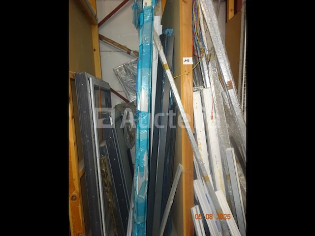 1 omlijsting van terrasdeuren, 3 grijze kaders, 1 set pvc-profielen, 1 set witte kaders, 1 groen blik met het merk gastrol - afbeelding 3 van  3