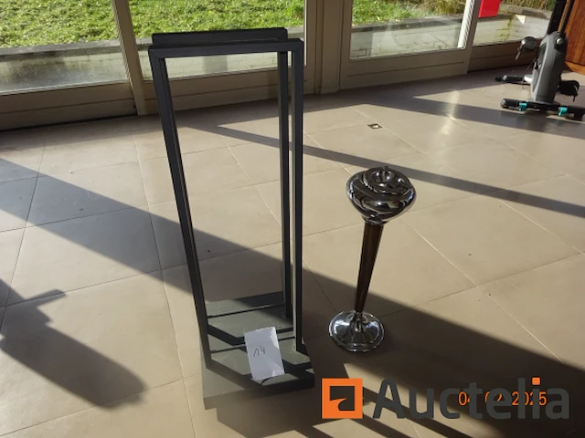 1 op wielen kledingdrager, 1 ashtray op art deco stand 60cm hoog - afbeelding 1 van  3