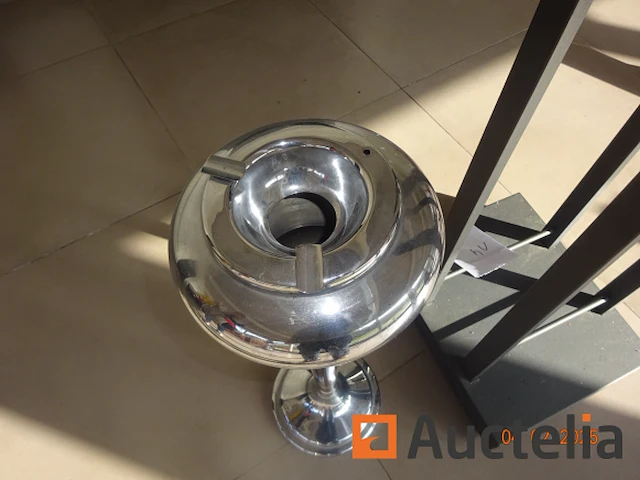 1 op wielen kledingdrager, 1 ashtray op art deco stand 60cm hoog - afbeelding 3 van  3