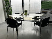1 ovalen eettafel