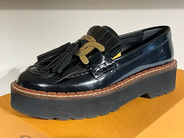 1 paar damesschoenen tod’s sha nero - afbeelding 1 van  2