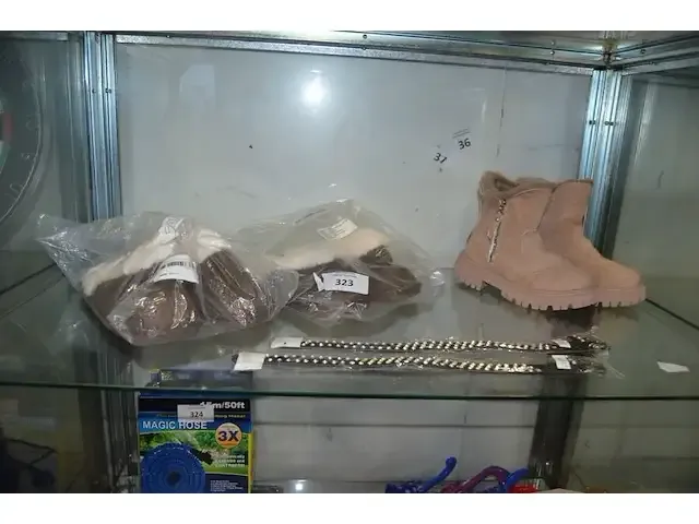 1 paar laarsjes f en 8 fashion classics maat 42, 2 paar pantoffels met wol maat 42 - 43 , 2 riempjes - afbeelding 1 van  5