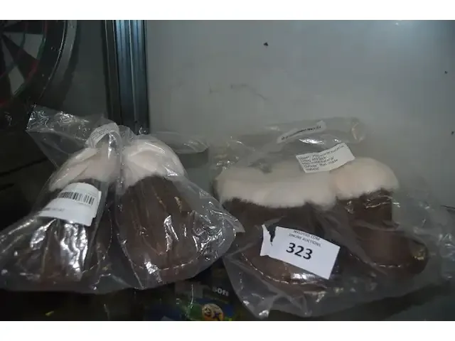 1 paar laarsjes f en 8 fashion classics maat 42, 2 paar pantoffels met wol maat 42 - 43 , 2 riempjes - afbeelding 3 van  5