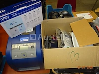 1 pakketlabelprinter van het merk brady bbp30 + nieuwe reservecartridges, 1 set diverse computermuizen, 1 aten-splitter in de originele doos in nieuwstaat, 1 hp computertoren - afbeelding 1 van  6