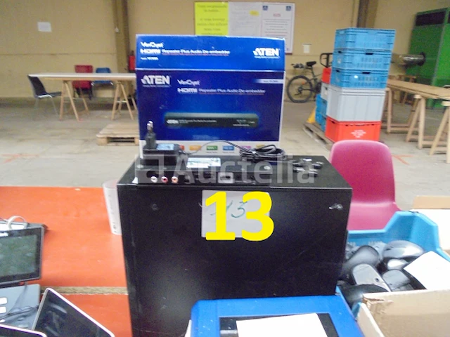 1 pakketlabelprinter van het merk brady bbp30 + nieuwe reservecartridges, 1 set diverse computermuizen, 1 aten-splitter in de originele doos in nieuwstaat, 1 hp computertoren - afbeelding 2 van  6