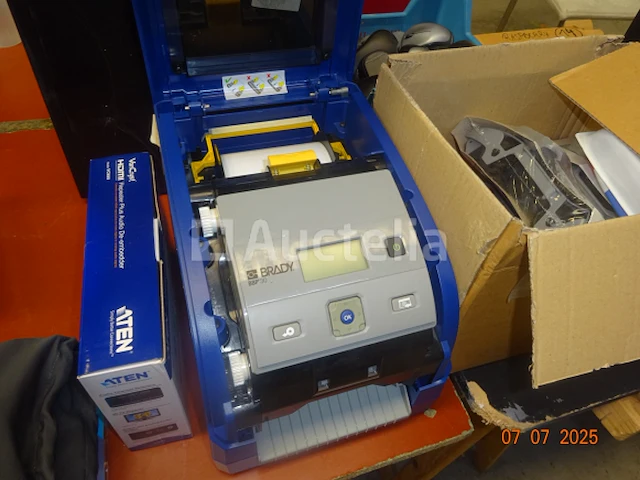 1 pakketlabelprinter van het merk brady bbp30 + nieuwe reservecartridges, 1 set diverse computermuizen, 1 aten-splitter in de originele doos in nieuwstaat, 1 hp computertoren - afbeelding 6 van  6