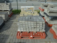 1 pallet bakstenen, 2 paletten klinkers ca. 14 m2 (zonder pvc paletten) - afbeelding 1 van  9