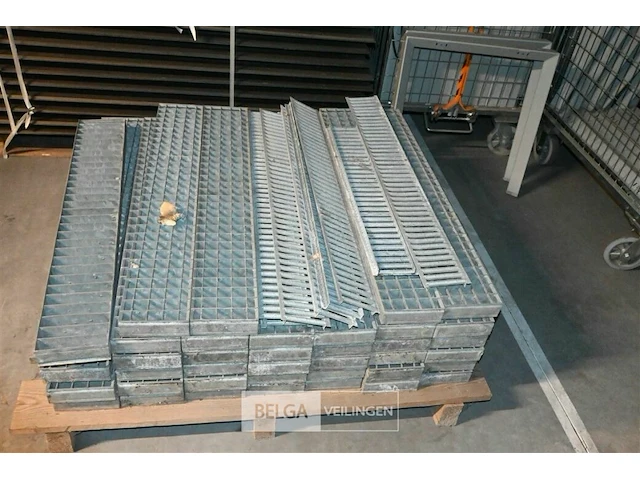 1 pallet galvaniseroosters - afbeelding 1 van  2