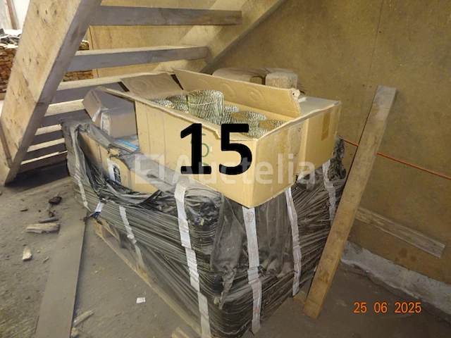 1 pallet inclusief een tiental dozen spijkers 65mm, 9000 st/doos, 15/f16/12eg2565ri - afbeelding 1 van  3