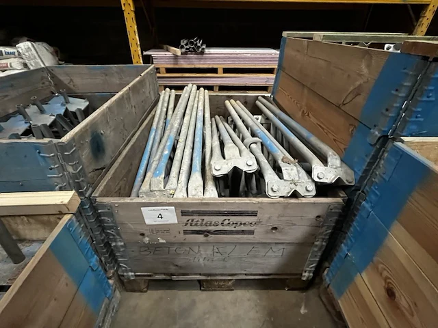 1 palletbak inhoudende schoorstatieven - afbeelding 1 van  3