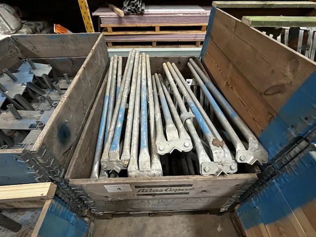 1 palletbak inhoudende schoorstatieven - afbeelding 2 van  3