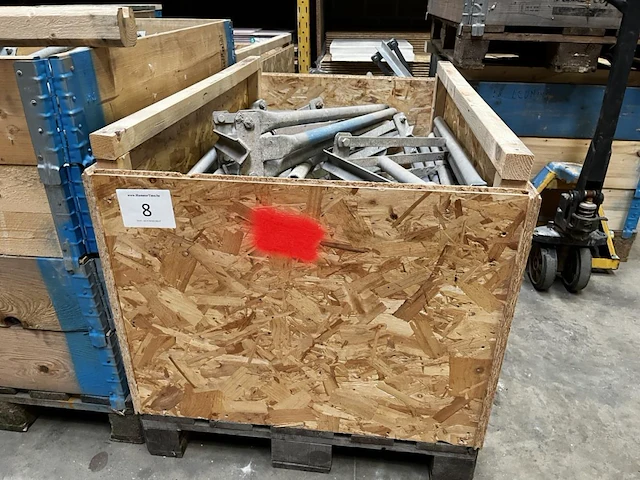 1 palletbak inhoudende schoorstatieven - afbeelding 1 van  3