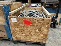 1 palletbak inhoudende schoorstatieven - afbeelding 1 van  3