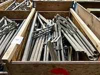 1 palletbak inhoudende schoorstatieven - afbeelding 1 van  3