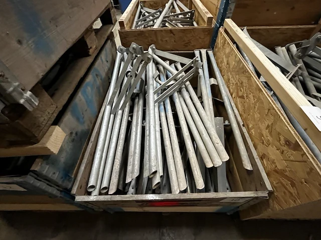 1 palletbak inhoudende schoorstatieven - afbeelding 2 van  3