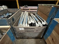 1 palletbak inhoudende schoorstatieven