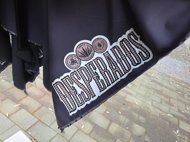 1 parasol getekend "desperados" - afbeelding 4 van  4