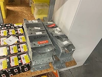 1 partij; 20 dozen spaanplaatschroeven; 40 balkdragers - afbeelding 9 van  11