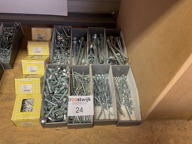 1 partij bevestigingsmaterialen - afbeelding 1 van  8