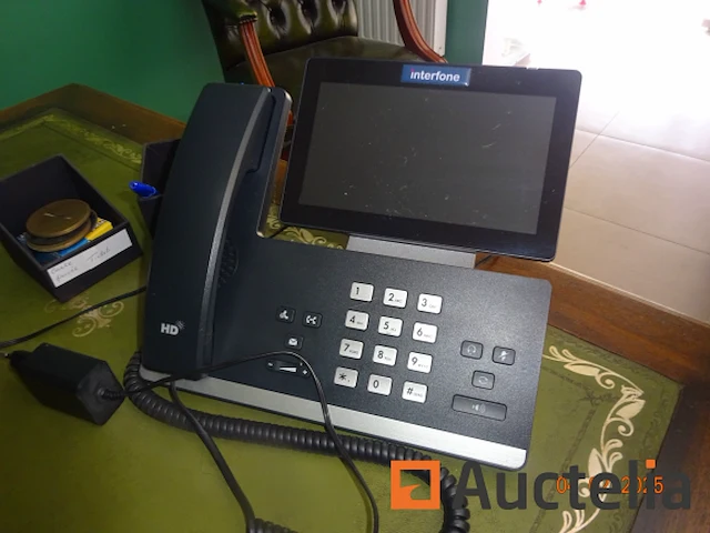 1 pc met 1 merk samsung gebogen computer scherm, 1 logitech-toetsenbord, 1 futji-computertoren, 1 telefoon - afbeelding 1 van  3