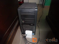 1 pc met 1 merk samsung gebogen computer scherm, 1 logitech-toetsenbord, 1 futji-computertoren, 1 telefoon - afbeelding 3 van  3