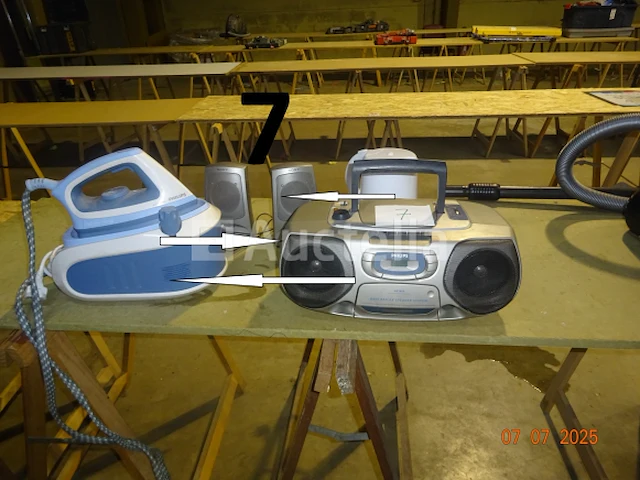 1 philips cd-cassetteradio, 1 waterkoker, 2 sony-borden, 1 philips 6400-serie stoomgenerator - afbeelding 1 van  1