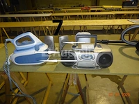1 philips cd-cassetteradio, 1 waterkoker, 2 sony-borden, 1 philips 6400-serie stoomgenerator