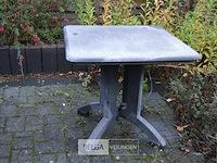 1 plastieke tuintafel 80x80