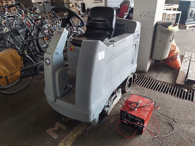 1 poetsmachine nilfisk br700 - afbeelding 1 van  6