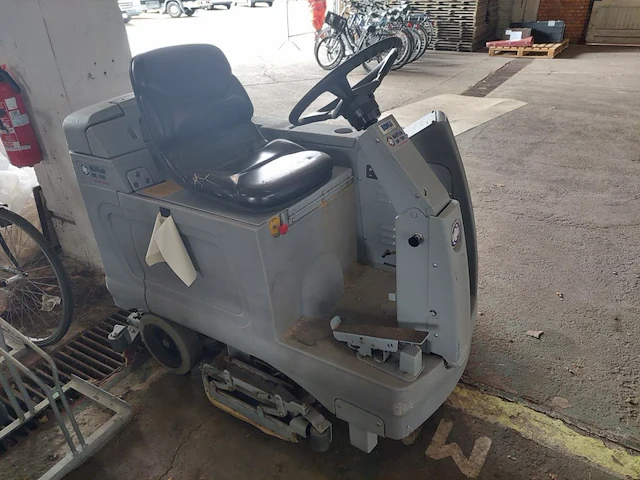 1 poetsmachine nilfisk br700 - afbeelding 2 van  6