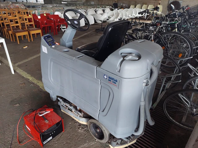 1 poetsmachine nilfisk br700 - afbeelding 5 van  6