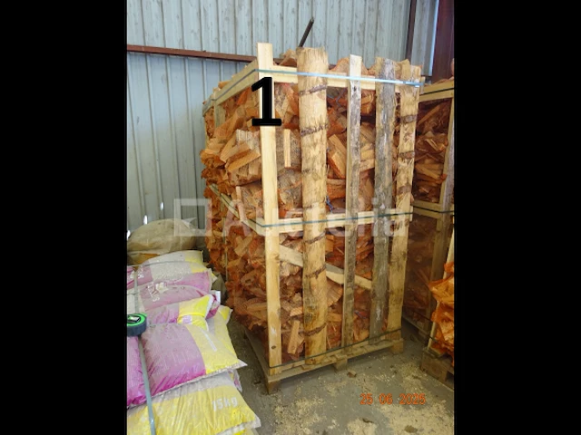 1 rek op pallet met diverse zakken gesneden hout, op 1m20/1m/1m hoog - afbeelding 1 van  3