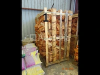 1 rek op pallet met diverse zakken gesneden hout, op 1m20/1m/1m hoog