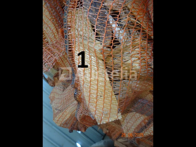 1 rek op pallet met diverse zakken gesneden hout, op 1m20/1m/1m hoog - afbeelding 2 van  3