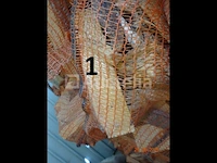 1 rek op pallet met diverse zakken gesneden hout, op 1m20/1m/1m hoog - afbeelding 2 van  3