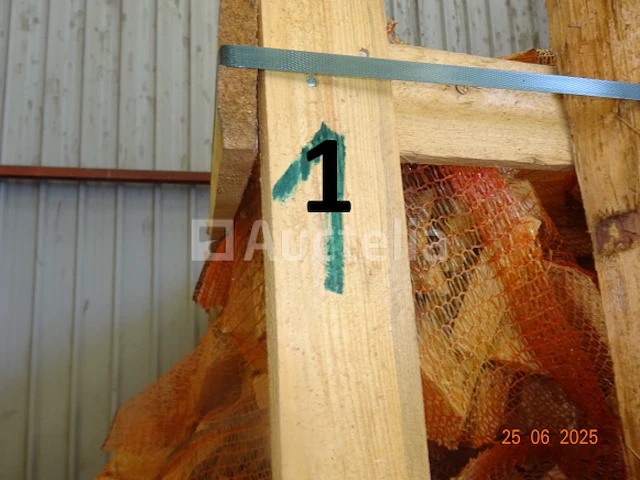 1 rek op pallet met diverse zakken gesneden hout, op 1m20/1m/1m hoog - afbeelding 3 van  3