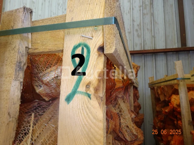 1 rek op pallet met diverse zakken gesneden hout, op 1m20/1m/1m hoog - afbeelding 1 van  4