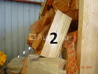 1 rek op pallet met diverse zakken gesneden hout, op 1m20/1m/1m hoog - afbeelding 3 van  4