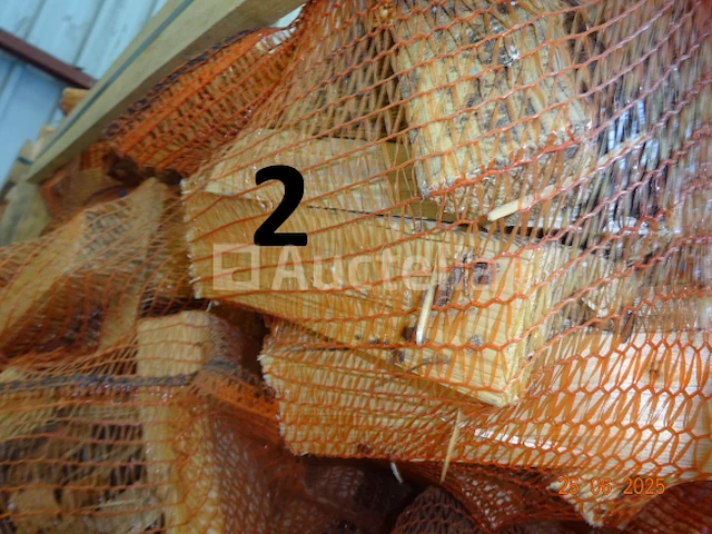 1 rek op pallet met diverse zakken gesneden hout, op 1m20/1m/1m hoog - afbeelding 4 van  4