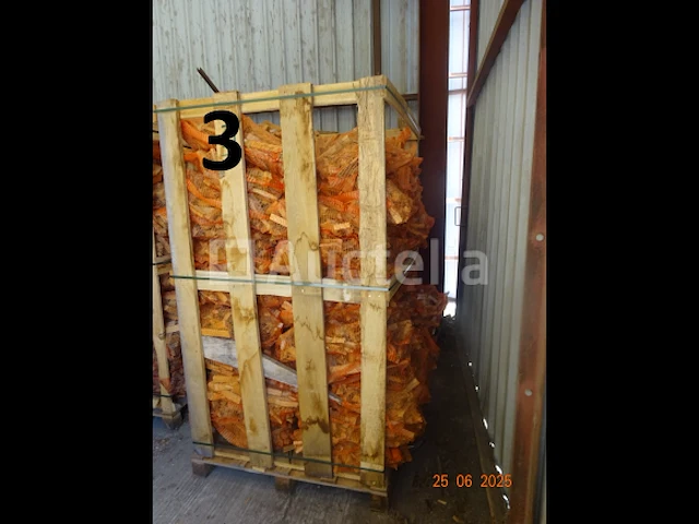 1 rek op pallet met diverse zakken gesneden hout, op 1m20/1m/1m hoog - afbeelding 1 van  3